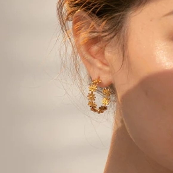 NEW 18K Gold Plated Daisy Flower Round Hoop Earrings - Picture 3 of 6